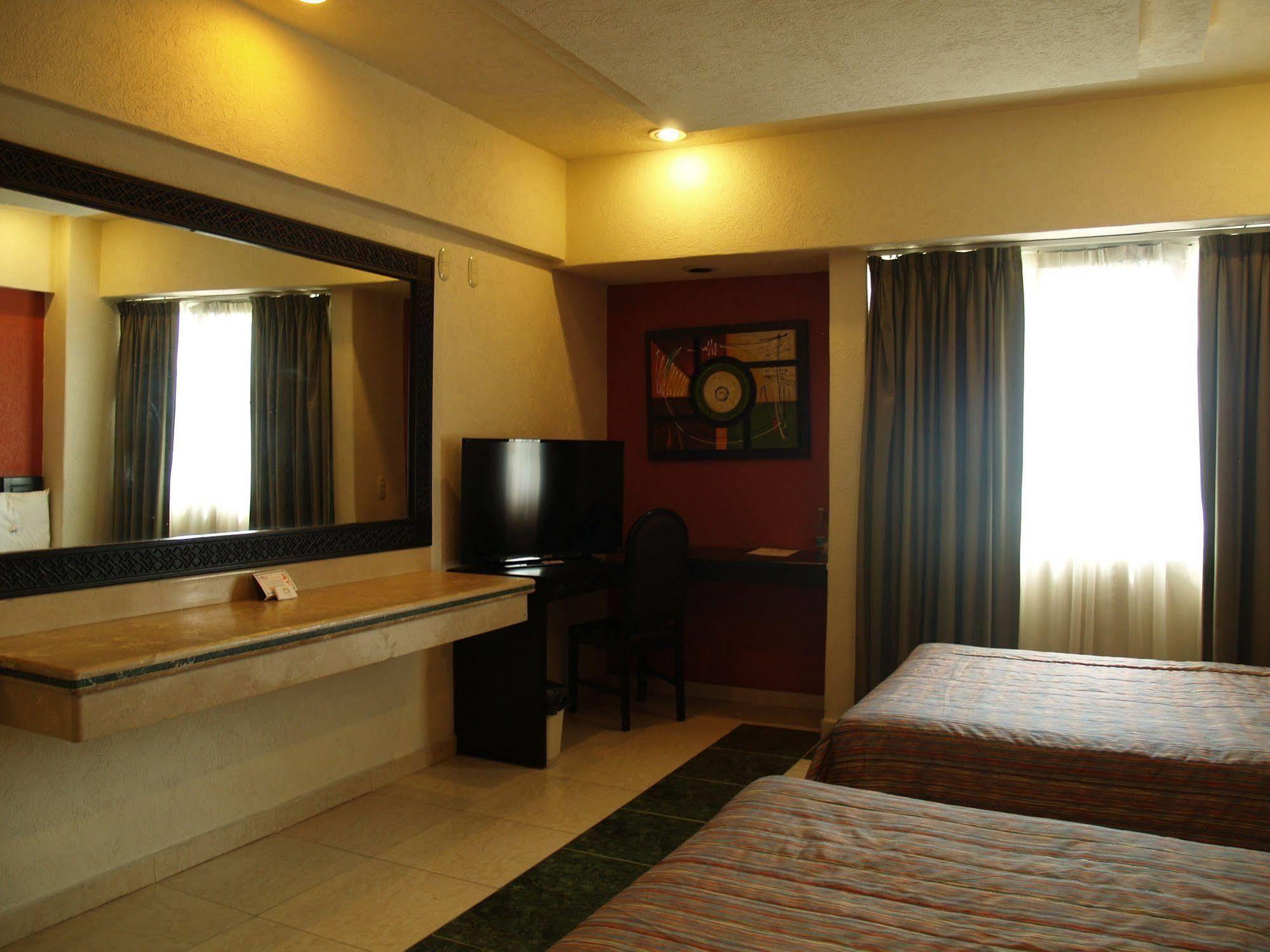 Hotel Real Del Sol - Zona Expo Industrial กัวดาลาฮารา ภายนอก รูปภาพ