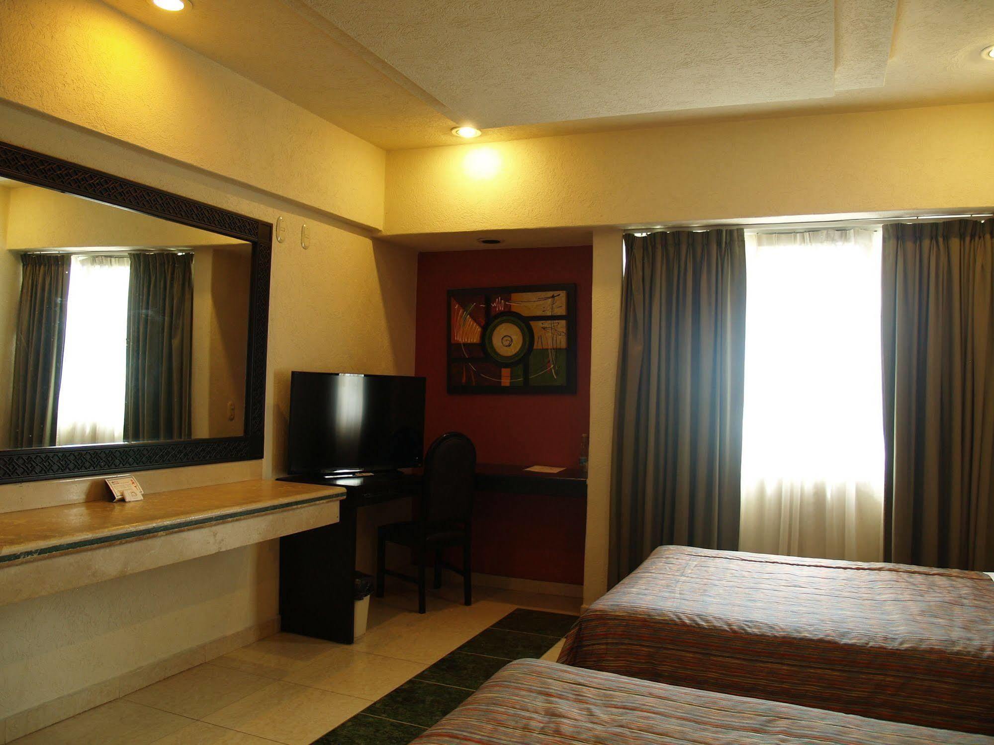 Hotel Real Del Sol - Zona Expo Industrial กัวดาลาฮารา ภายนอก รูปภาพ