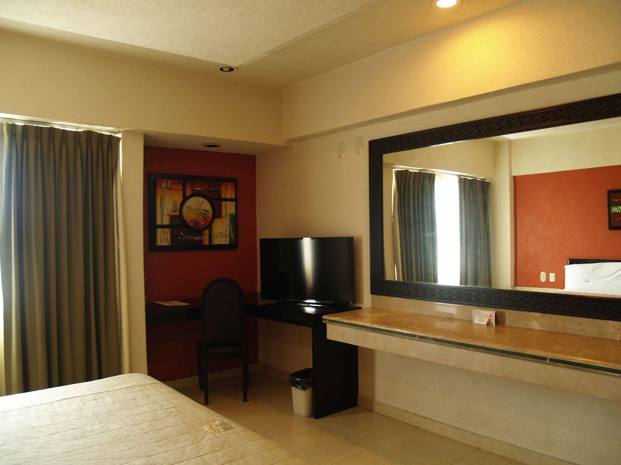Hotel Real Del Sol - Zona Expo Industrial กัวดาลาฮารา ภายนอก รูปภาพ